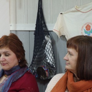 ости мероприятия - Светлана Хорошилова и Ольга Адамович - на фоне традиционной советской авоськи