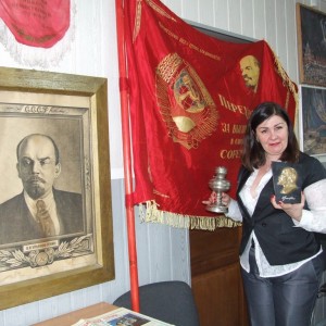 Организатор выставки Галина Захаренко в окружении уникальных экспонатов
