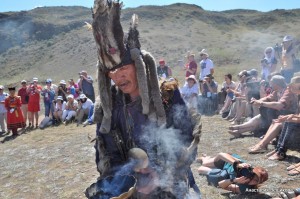 Обряд шаманов перед награждением победителей. Автор фото — Анастасия Вещикова